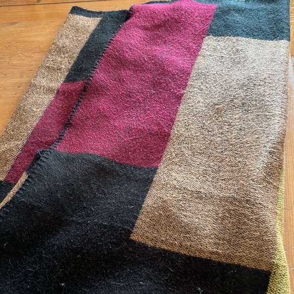 Gorgeous woman’s shawl by Express - Picture 2 of 2